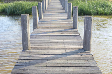 Fototapeta premium Grey old wooden bridge with lake 
