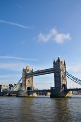 Fototapeta na wymiar Puente de Londres con dia soleado rio tamesis