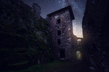 Alte Burgruine mit sternenklaren Himmel und Milchstraße © ohenze
