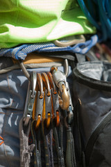 flat detail climber harness with accessories, carabiner and magnesium bag