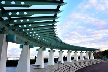 真っ青な空に白い雲が浮かぶ港の見える丘公園