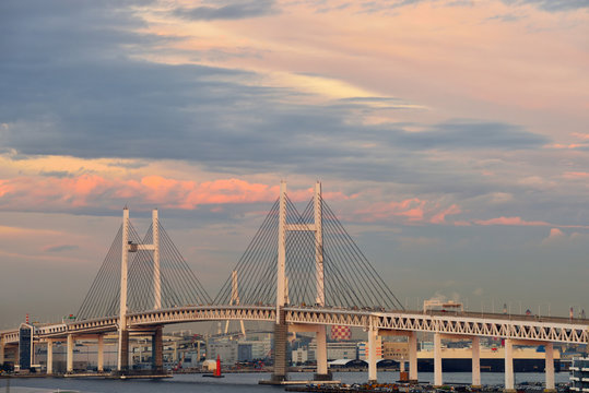 港の見える丘公園から見下ろす夕焼けの横浜港 © masyok