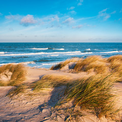 Sonniger Wintertag an der Ostsee, Dünen am Strand, stürmisches Meer, Darß	