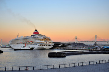 Fototapeta na wymiar 横浜大桟橋から出航する豪華客船