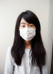 マスクを付けた女の子　新型コロナウイルス対策