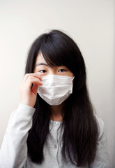 マスクを付けた女の子　新型コロナウイルス対策