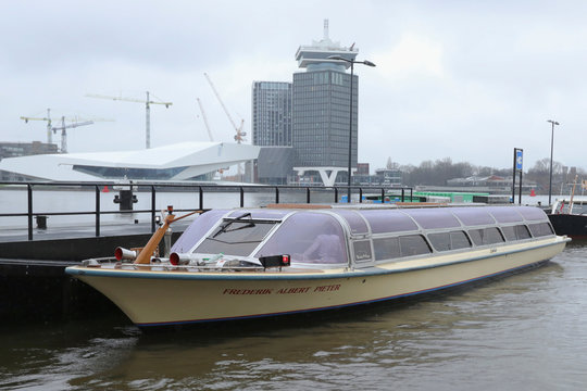 CEOs from green energy companies gather to make all canal boats climate neutral in Amsterdam