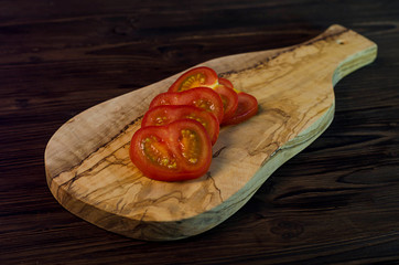 Tomatenscheiben auf einem Holzbrett