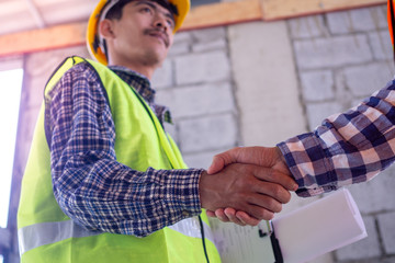 Hand in hand between project contractors and customers due to negotiation of expenses and investments, construction and repair of residential buildings.