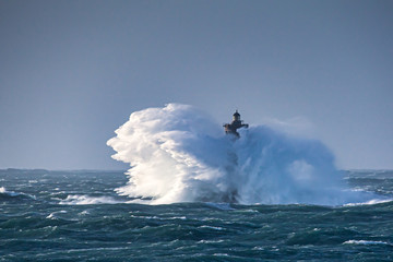 Vague sur le Phare 3