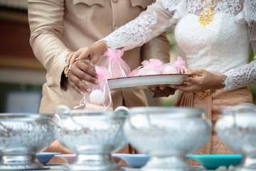 Obraz na płótnie Canvas Bride and groom make merit offer food to the monk