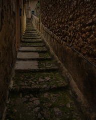 Obraz premium schmale Gasse in einer Altstadt