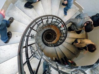 gente bajando escaleras en espiral