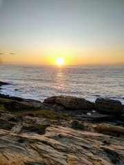 atardecer en el mar en costa con rocas 