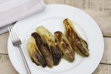 endives braisées dans une assiette