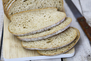 pain gris tranché sur une planche à découper