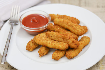 nuggets de poulet dans une assiette