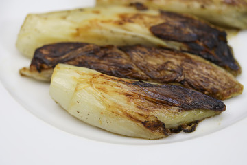 endives braisées dans une assiette