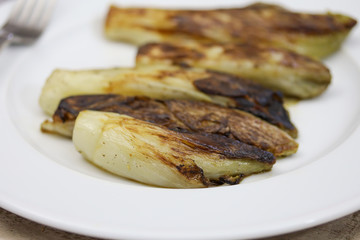 endives braisées dans une assiette