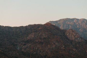 Naklejka premium View of mountains at Mount Abu in Rajasthan, India