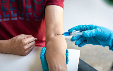 Obraz premium Doctors are vaccinating a new strain of flu patients to prevent the spread of the disease and the epidemic in all ages, Vaccination against communicable diseases concept