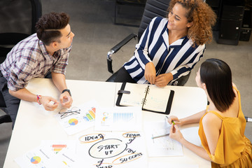 Naklejka premium Casually dressed female colleagues talking in a meeting room.Start up Team employees discussing document at meeting.Business People Meeting Design Ideas Concept