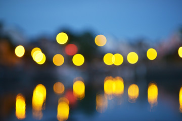 Lumière bokeh jaunes lumières de ville nuit