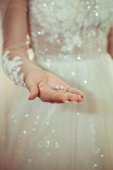  earrings on the bride's hand