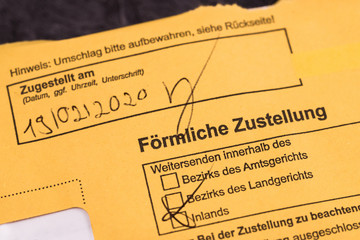 Gelbes Briefkuvert mit dem Text "Förmliche Zustellung" in deutscher Sprache, Deutschland