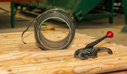 Manual tensioner for tying lumber.