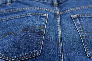 Fototapeta premium detalle de los bolsillos traseros de un pantalón vaquero
