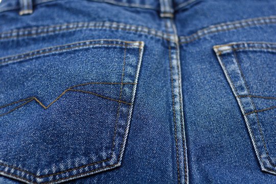 detalle de los bolsillos traseros de un pantal&oacute;n vaquero