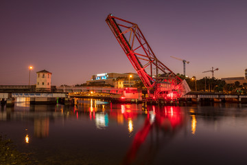 Obraz premium Old bridge in downtown of Tampa