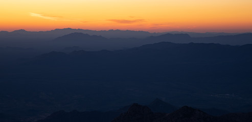 Obraz premium Colorful orange sunset from Kitt Peak Observatory over Arizona desert hills