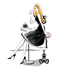 カフェテラスでくつろぐ女性　ブロンド