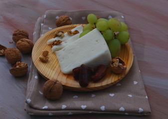 queso curado de oveja acompañado de nueces, dátiles y uva blanca.	