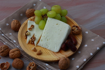 queso curado de oveja acompañado de nueces, dátiles y uva blanca.	