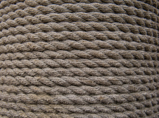 Holzbohle umwickelt von einem dicken Schiffstau