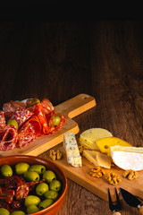 Dwie deski z wędlinami, kiełbasą, serami na drewnianym stole. © Grzegorz