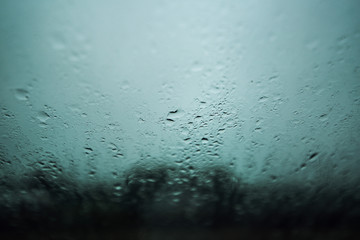 gouttelettes eau sur une fenêtre pendant la pluie