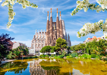 Sagrada Familia Cathedral in spring, Barcelona, Spain - obrazy, fototapety, plakaty