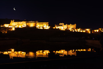Fototapeta premium Night view of the illuminated Amer Fort in Jaipur, India