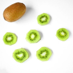 Whole Kiwi and slices
