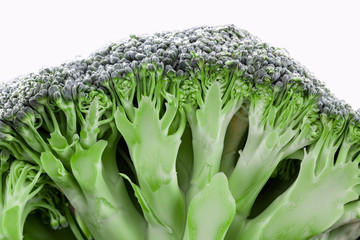 Reifer Brokkoli-Kohl lokalisiert auf weißem Hintergrund
