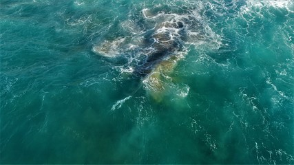 Fototapeta premium Relax contemplating the breaking of the waves and the mountainous horizon