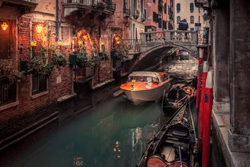  watertaxi rijdt onder een brug door op een smal kanaal van Venetië © C A Creative
