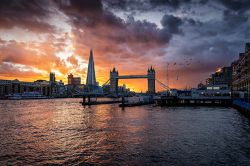 Fototapeta na wymiar Die Skyline von London mit Tower Bridge und den modernen Hochhäusern bei einem impressiven Sonnenuntergang, Großbritannien