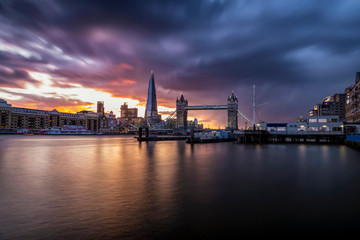 Fototapeta na wymiar Panoramablick auf die Skyline von London, Großbritannien, während eines dramatischen Sonnenunterganges