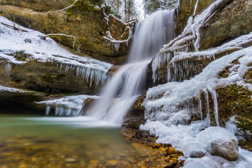 Fototapeta na wymiar The beautifully icy Scheidegger waterfalls