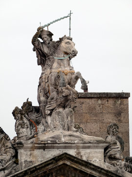ESTATUA DE SANTIAGO MATAMOROS EN LA FACHADA DEL PALACIO RAJOY DE SANTIAGO DE COMPOSTELA